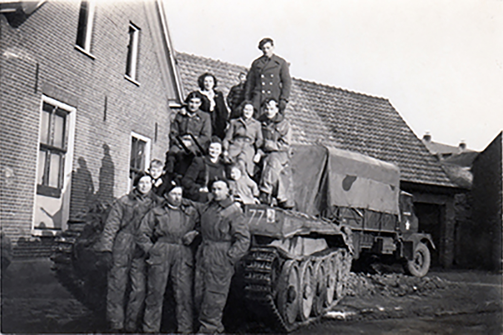 Poolse tank op de hoek Kerkstraat en Kloosterstraat, Bij van Engelen.